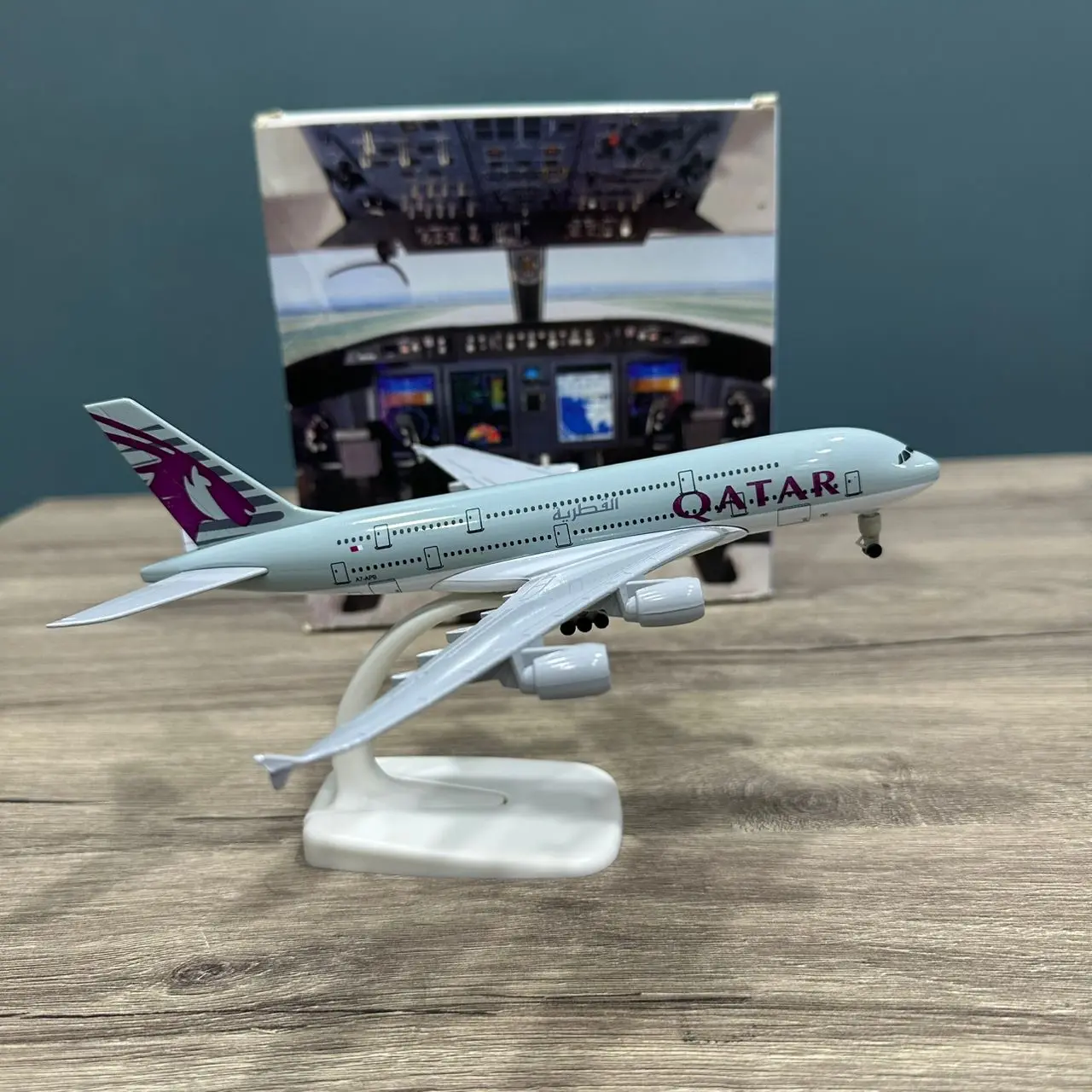 AVION MINI AIRCRAFT MODEL AIRBUS A380 QATAR 18CM AVEC SUPPORT ET ROUES EN METAL